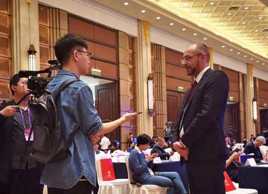 2019年11月6日,上海国际会议中心,2019年上海市白玉兰荣誉奖获得者柏罗第接受采访。澎湃新闻记者 邹娟 图
