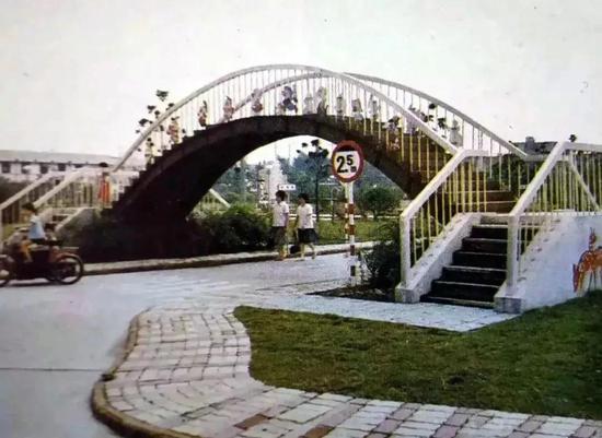 儿童交通公园的人行天桥