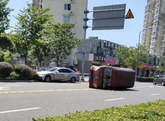 图说:事发现场 来源/网友供图
