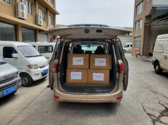 图为小蓝象为仁济医院捐赠的物资