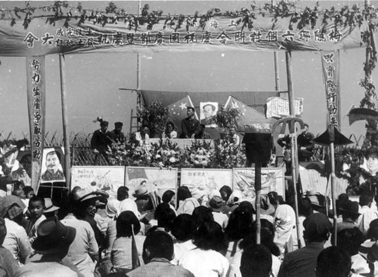 沪郊龙华区梅陇六个村联合庆祝土改完成（摄于1951年10月19日）