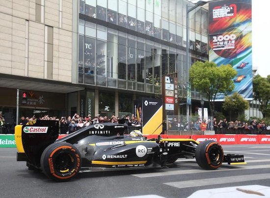 2019年的F1中国大奖赛也是F1历史上的第1000站比赛，官方为了宣传，把赛车开进上海市区。