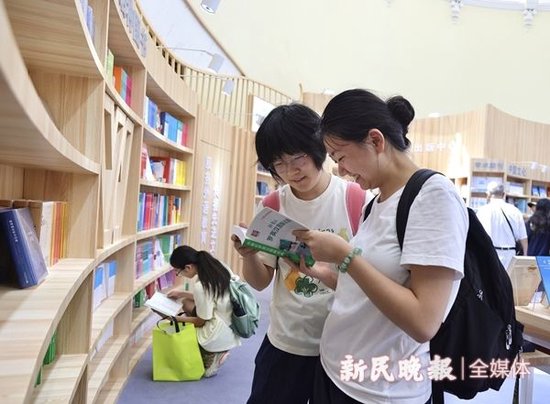图说：上海书展现场 新民晚报记者 王凯 摄（下同）