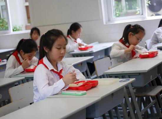 浦师附小为一个班级的学生准备两个教室用餐,学生可确保安全距离
