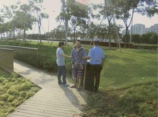 图说:犯罪嫌疑人辨认现场。徐汇警方供图