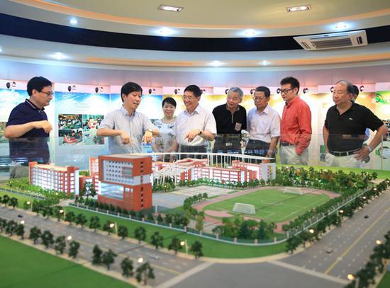 上海市对市实验性示范性高中开展发展性督导评估，图为实地督导华东师大二附中。 资料图