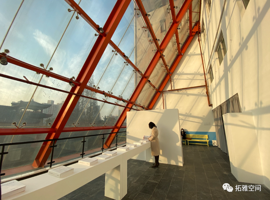 充分利用了户内户外环境安排的 年鉴文献和《长路漫漫》装置