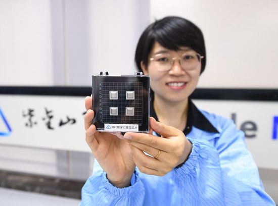 在南京紫金山实验室6G综合实验室，科研人员展示自主研发的贝叶斯学习基带芯片（2023年7月6日摄）。新华社记者 季春鹏 摄