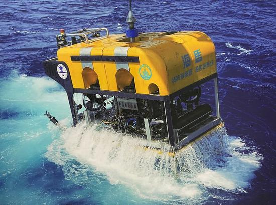 可下潜4500米的海马号无人遥控潜水器海上作业场景。