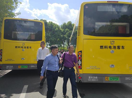 上海首条燃料电池公交线路上线 排放物为干净的水