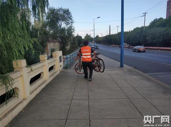 在进博会重点保障区域清理单车的工作人员 (央广网发 摩拜单车提供)