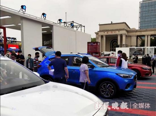 图说:上海展览中心的上汽汽车嘉年华吸引了不少消费者 金旻矣 摄