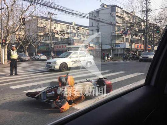 女子骑电动车横穿马路被汽车撞飞 轿车挡风玻