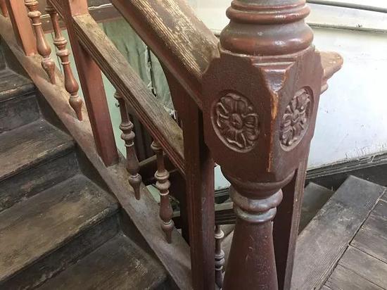 老房子楼梯依然是当年的模样 邵宁 摄