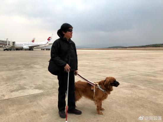 周云蓬携导盲犬入住酒店被拒 专家释法:酒店是不对的