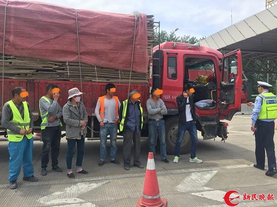 图说:从驾驶室陆续下来的7人