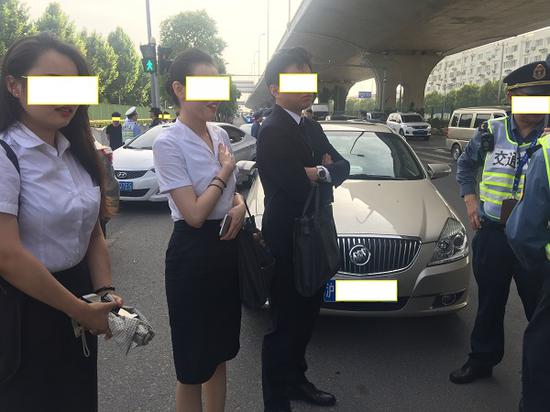 图说:女空乘自述通过滴滴平台下单约车。新民晚报记者 罗水元 摄