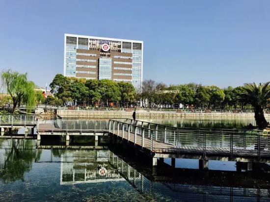 盘点沪上各大高校标志性建筑 各具特色