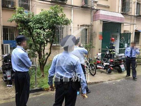 事发时,其儿子在房间内,儿子随后从火场内逃出,而其父亲不幸丧生火海。