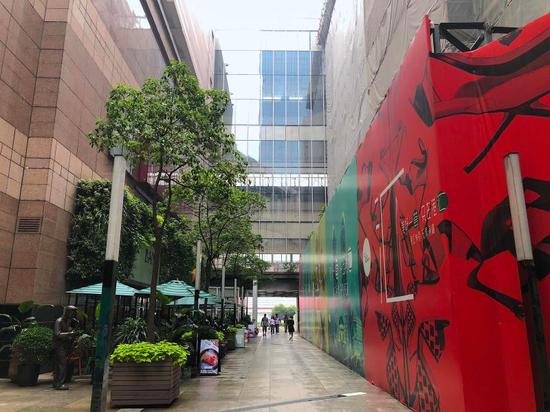 正在改造中的港汇西翼,连通主楼与新翼的连廊已经基本建成。