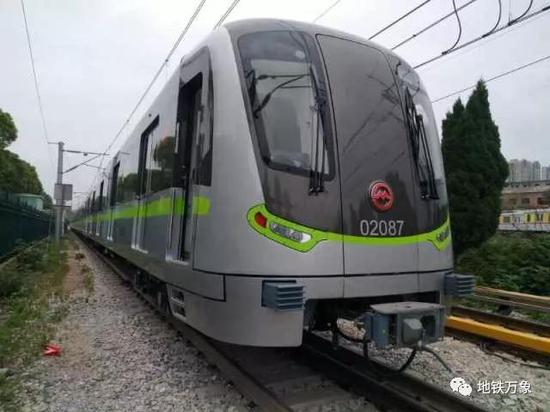 上海轨交2号线新车亮相 安全性人性化等方面提升