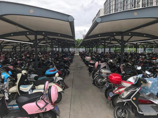 扩建后的非机动车棚。