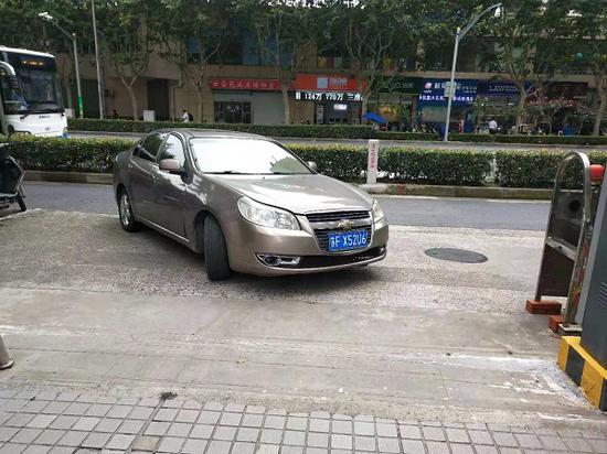 图说:绿化带堵路,小区车辆进出难 通讯员 苏之卿 摄(下同)