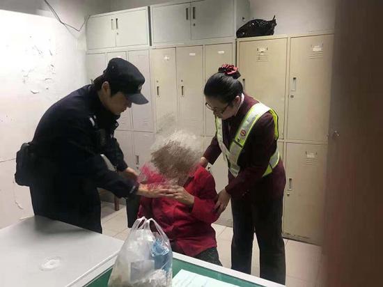 图说:民警和轨交工作人员扶老人到警务室休息 来源/轨交警方供图