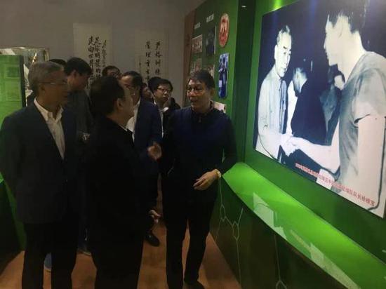 图说:苟仲文来到根宝基地调研,并给基地和徐根宝给予高度评价。