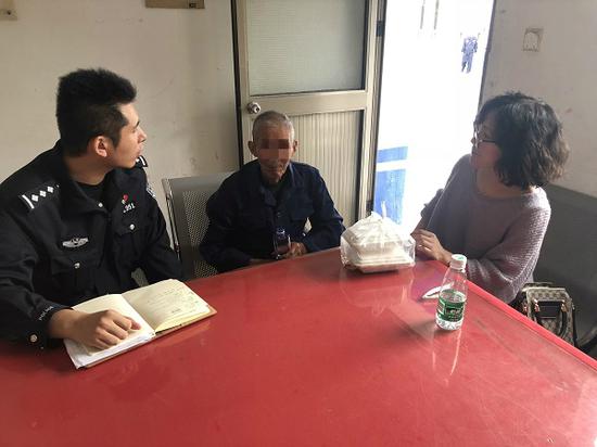 图说:老人在民警的帮助下和家人团聚 金山警方供图