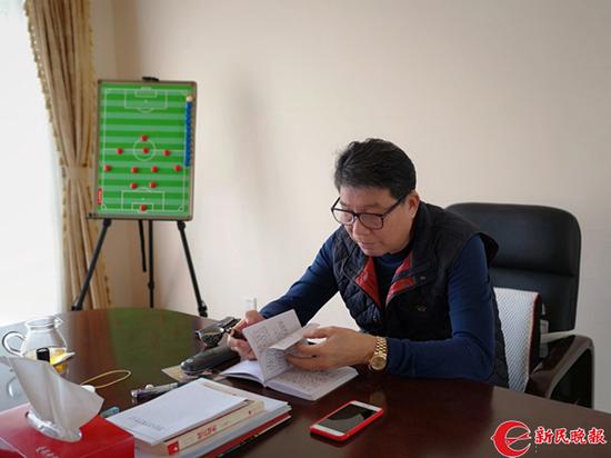 图说:徐根宝翻开他的笔记本 新民晚报首席记者 关尹 摄