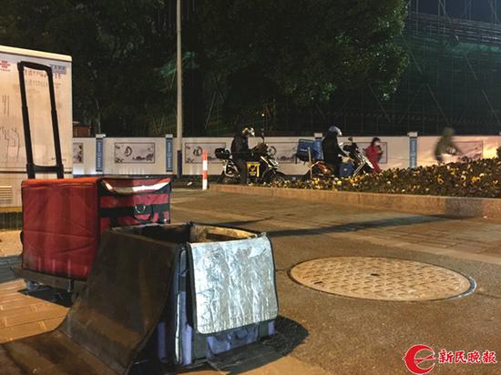 图说:仍处于打开状态的外卖箱被随意放置在地上