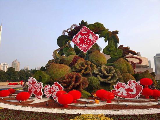 人民广场的“秋实满园”大型立体花坛