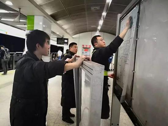 上海地铁世纪大道站职工逐一对导向牌进行保洁。上海地铁 供图