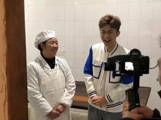 严阿姨(左)向媒体介绍自己的八宝饭(采访对象提供)