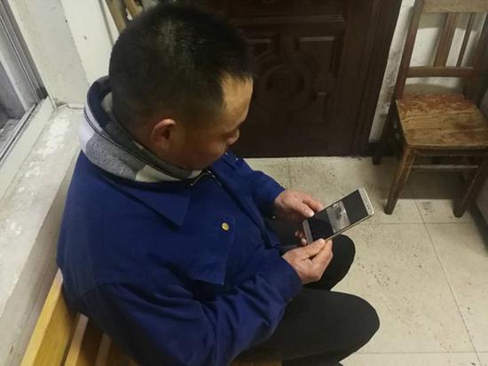 受教育人观看视频。
