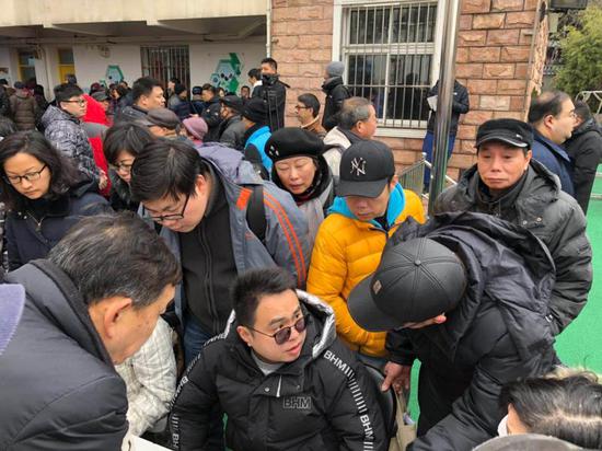 工作人员正在解答居民的提问