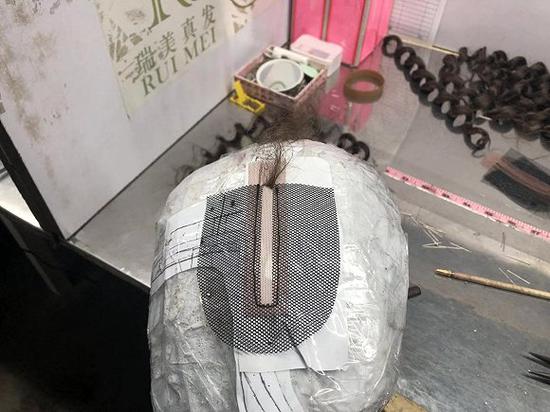 勾了一小半的发网,未完工。图片拍摄:刘雨静