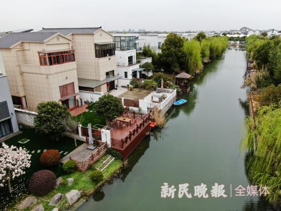 图说:东方庭院小区内业主私搭的亲水平台 新民晚报王凯 摄