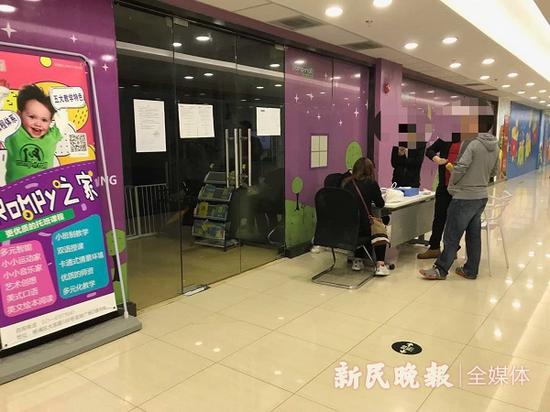 图说:悦宝园总部工作人员在该门店现场处理情况