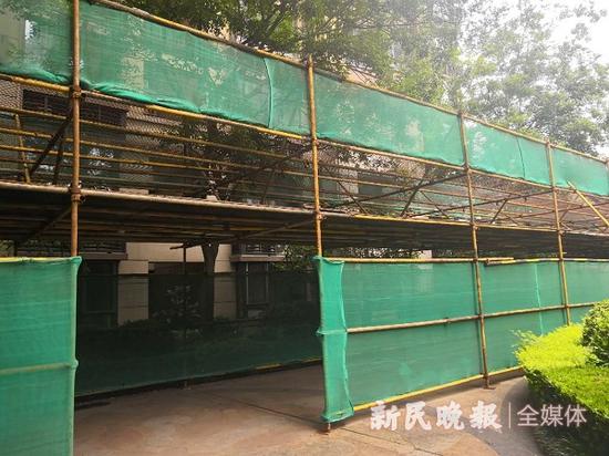 图说:出入居民楼必须从这些脚手架下穿行而过