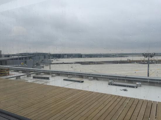 ▲雨天从卫星厅东航贵宾室望向机坪