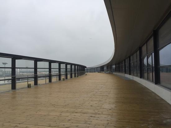 ▲东航贵宾室外的大露台,视野开阔,可看飞机起飞