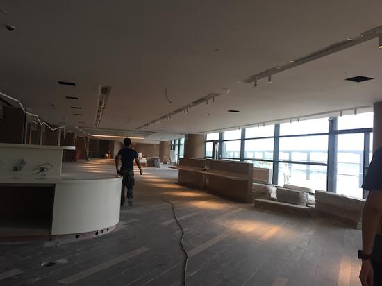 ▲卫星厅顶层的东航贵宾室正在装修建设