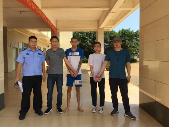 图说:姐弟恋男女利用金融知识合谋干起诈骗勾当,被普陀警方抓获。普陀公安分局供图