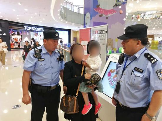 在民警和热心市民的帮助下,王女士母女团聚