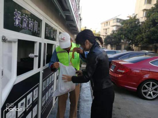 耿大爷在小区里做垃圾分类志愿者