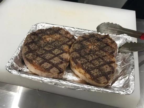 试吃的牛排