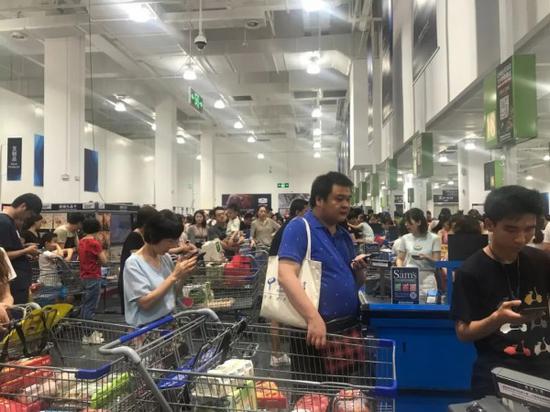 每个购物车都满载物品