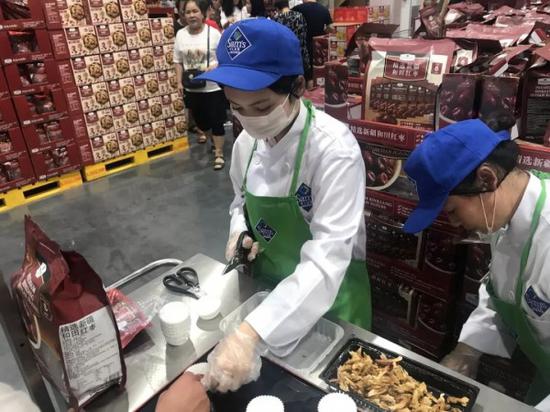 试吃点员工正在分装试吃食物